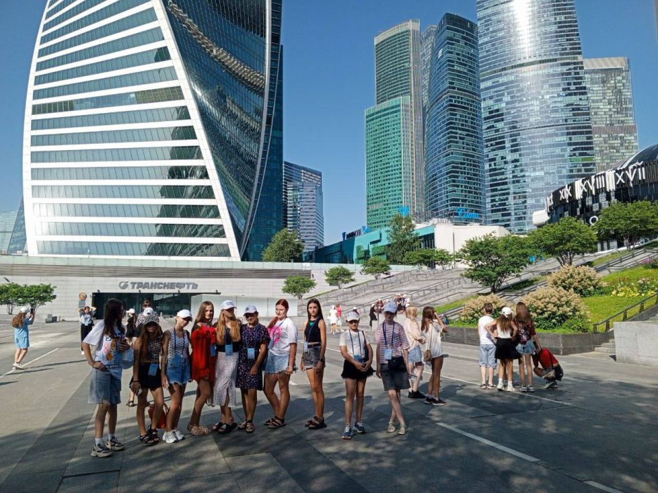 В рамках Всероссийской культурно-образовательной программы для школьников в новых субъектах Российской Федерации «Культурная карта 4+85», ребята из Мангушского муниципального округа побывали в Москве В рамках Всероссийской культурно-образовательной программы для школьников в новых субъектах Российской Федерации «Культурная карта 4+85», ребята из Мангушского муниципального округа побывали в Москве