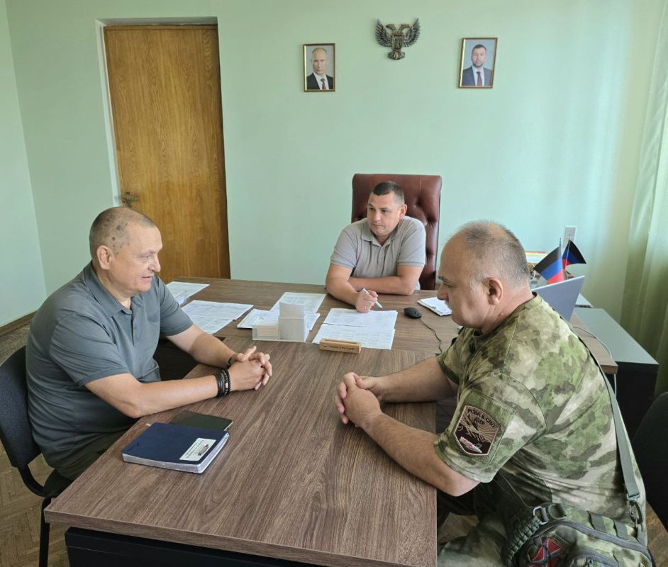 Дмитрий Огилец: Заехали к Главе Красногвардейской управы города Макеевки Гринзовскому Антону Петровичу Дмитрий Огилец: Заехали к Главе Красногвардейской управы города Макеевки Гринзовскому Антону Петровичу