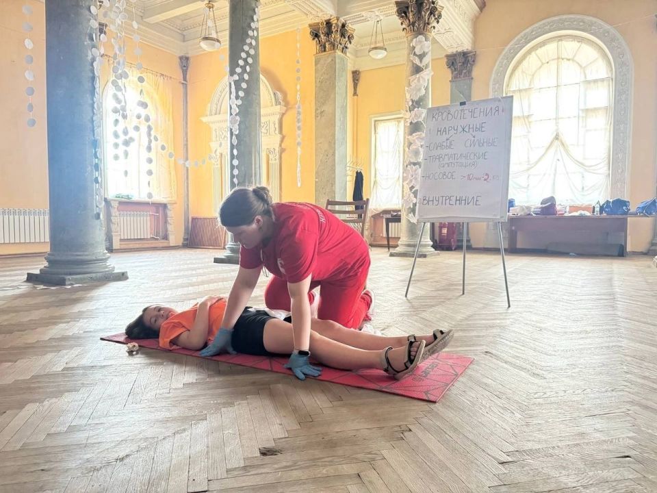 Сегодня для работников Зугрэсского городского Дворца культуры сотрудниками региональной общественной организации "Донецкий Красный крест" была проведена беседа о пользе донорства и мастер-класс по оказанию первой... Сегодня для работников Зугрэсского городского Дворца культуры сотрудниками региональной общественной организации "Донецкий Красный крест" была проведена беседа о пользе донорства и мастер-класс по оказанию первой...