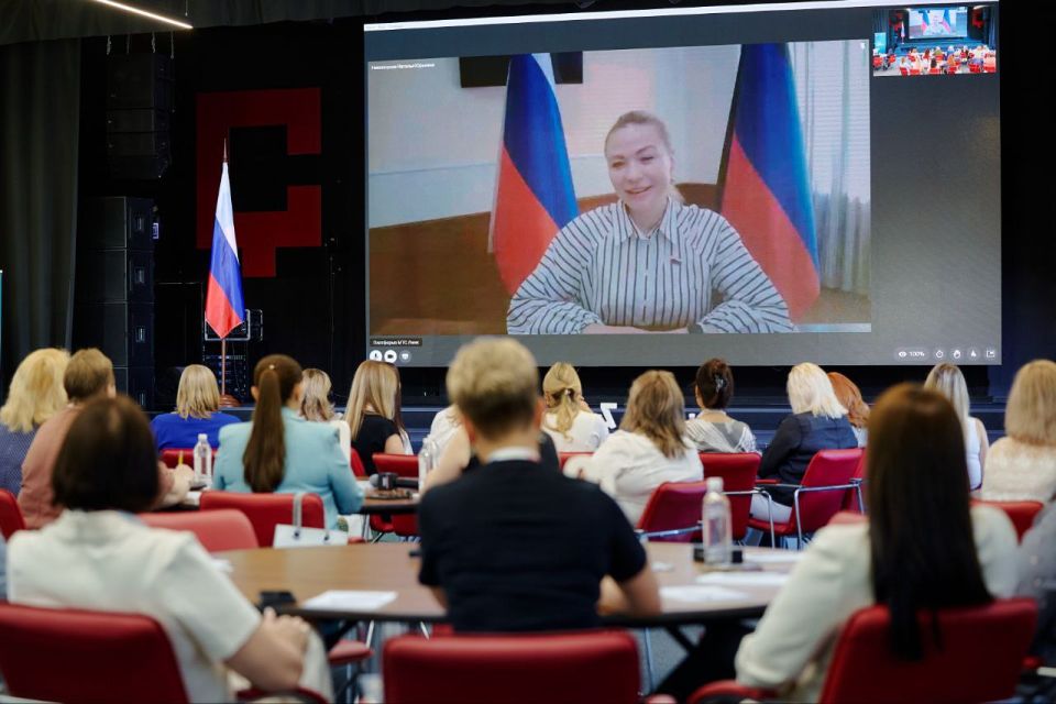 Союзницы из ДНР получили дипломы программы «Женщина-лидер. Донбасс и Новороссия 2.0» Союзницы из ДНР получили дипломы программы «Женщина-лидер. Донбасс и Новороссия 2.0»