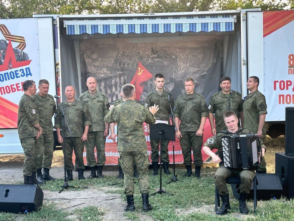 Ансамбль солистов инженерных войск Вооружённых Сил Российской Федерации порадовал своим выступлением жителей села Бердянское Ансамбль солистов инженерных войск Вооружённых Сил Российской Федерации порадовал своим выступлением жителей села Бердянское