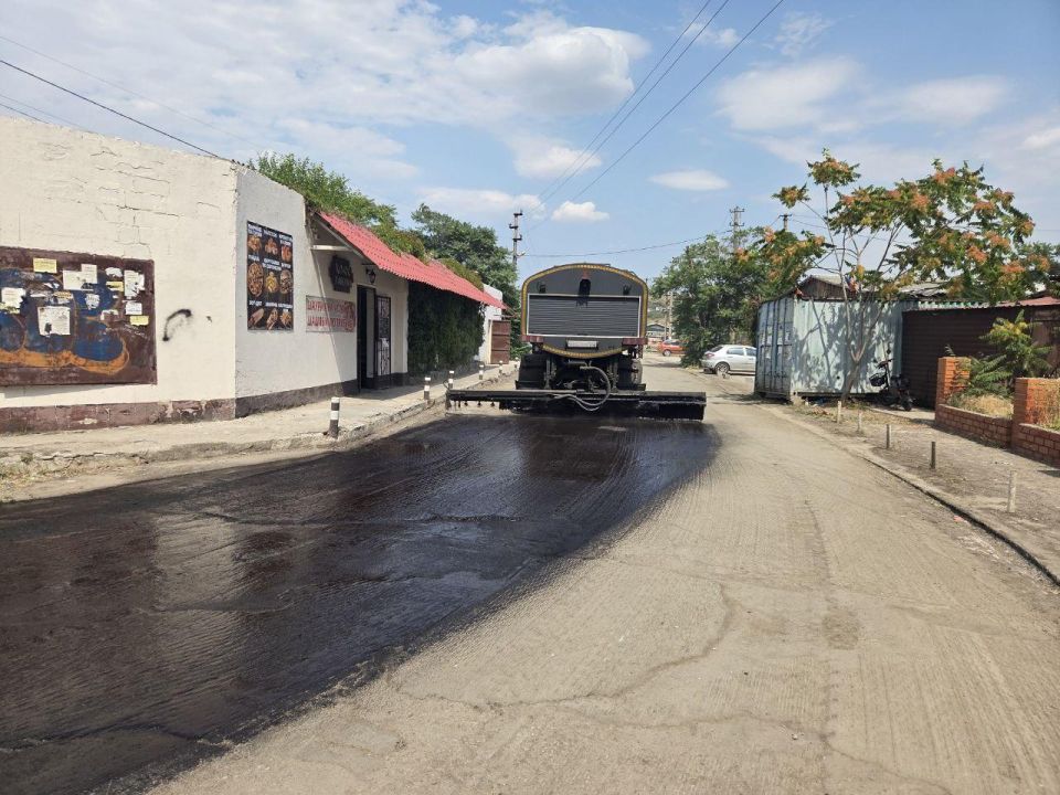Нижегородские дорожники ремонтируют дорогу в селе Мелекино Мангушского округа Нижегородские дорожники ремонтируют дорогу в селе Мелекино Мангушского округа