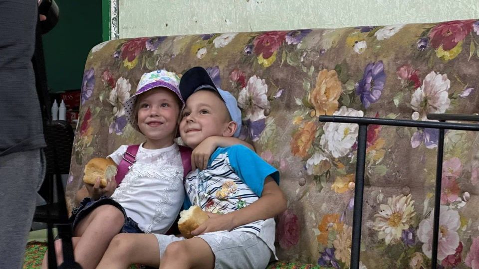 В городе Мариуполь активисты «Молодой Гвардии Единой России» совместно с благотворительным фондом «Пища жизни» организовали акцию по раздаче горячей еды для нуждающихся горожан В городе Мариуполь активисты «Молодой Гвардии Единой России» совместно с благотворительным фондом «Пища жизни» организовали акцию по раздаче горячей еды для нуждающихся горожан