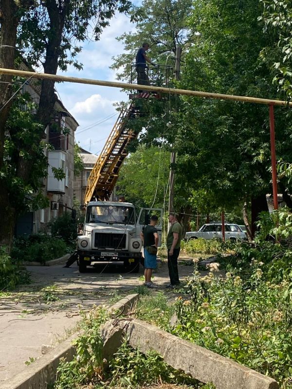 В Ждановке ремонтируют линии электропередач В Ждановке ремонтируют линии электропередач