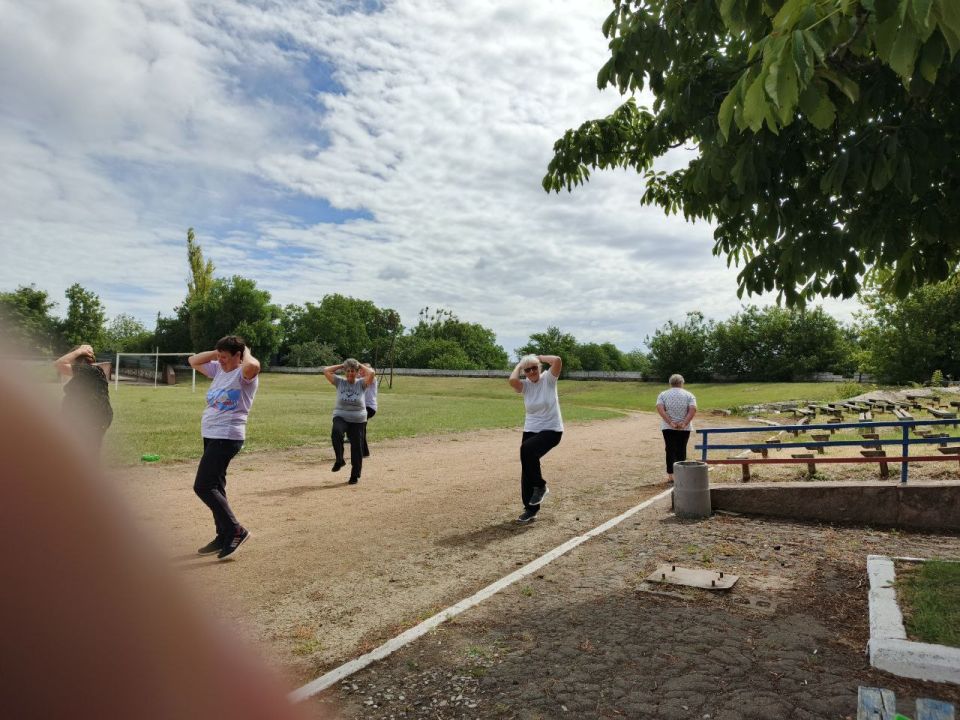 Группа «Здоровье» помогает пожилым людям укреплять суставы, мышцы, повышать выносливость, улучшать координацию движений, поддерживать органы дыхания и сердечно-сосудистую систему Группа «Здоровье» помогает пожилым людям укреплять суставы, мышцы, повышать выносливость, улучшать координацию движений, поддерживать органы дыхания и сердечно-сосудистую систему