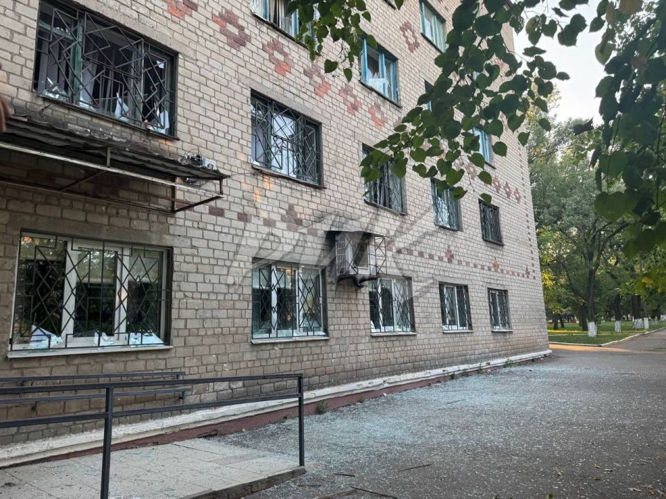 Иван Приходько: Последствия ночного артобстрела центра Горловки со стороны украинских террористов Иван Приходько: Последствия ночного артобстрела центра Горловки со стороны украинских террористов