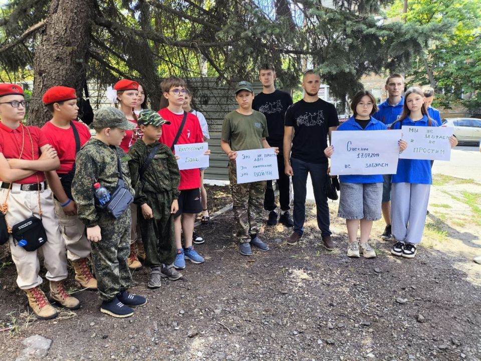 Юнармейцы отрядов ВПК имени А. Арсененко и ВПК "Оплот" из города Снежное 15 июля 2025 года возложили цветы к дому №14 по улице Ленина, который стал символом трагедии Юнармейцы отрядов ВПК имени А. Арсененко и ВПК "Оплот" из города Снежное 15 июля 2025 года возложили цветы к дому №14 по улице Ленина, который стал символом трагедии