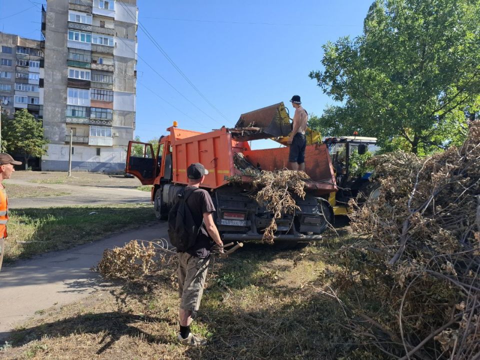По поручению Главы ДНР Дениса Пушилина на территории муниципального образования городской округ Торез Донецкой Народной Республики проводятся работы по распилу аварийных деревьев По поручению Главы ДНР Дениса Пушилина на территории муниципального образования городской округ Торез Донецкой Народной Республики проводятся работы по распилу аварийных деревьев
