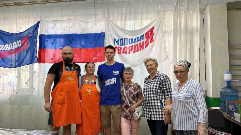 В городе Мариуполь активисты «Молодой Гвардии Единой России» совместно с благотворительным фондом «Пища жизни» организовали акцию по раздаче горячей еды для нуждающихся горожан В городе Мариуполь активисты «Молодой Гвардии Единой России» совместно с благотворительным фондом «Пища жизни» организовали акцию по раздаче горячей еды для нуждающихся горожан
