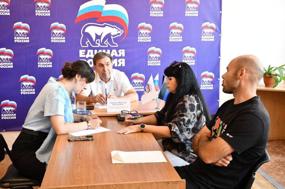 16 июля 2025 года заместитель Министра спорта и туризма Донецкой Народной Республики Николай Витальевич Тарапата провел прием граждан в общественной приемной политической партии «Единая Россия» г.о. Дебальцево 16 июля 2025 года заместитель Министра спорта и туризма Донецкой Народной Республики Николай Витальевич Тарапата провел прием граждан в общественной приемной политической партии «Единая Россия» г.о. Дебальцево