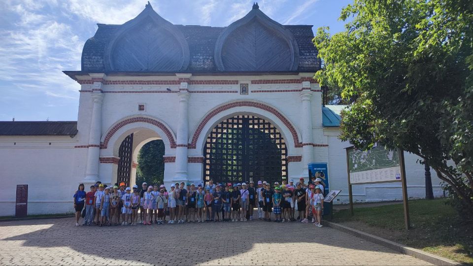 Экскурсионная программа «Культурная карта 4+85» для детей Володарского м. о., включала посещение ключевых объектов культурного и исторического значения столицы РФ — г. Москвы Экскурсионная программа «Культурная карта 4+85» для детей Володарского м. о., включала посещение ключевых объектов культурного и исторического значения столицы РФ — г. Москвы