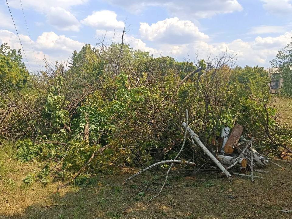 В Кировском продолжают ликвидировать последствия непогоды В Кировском продолжают ликвидировать последствия непогоды