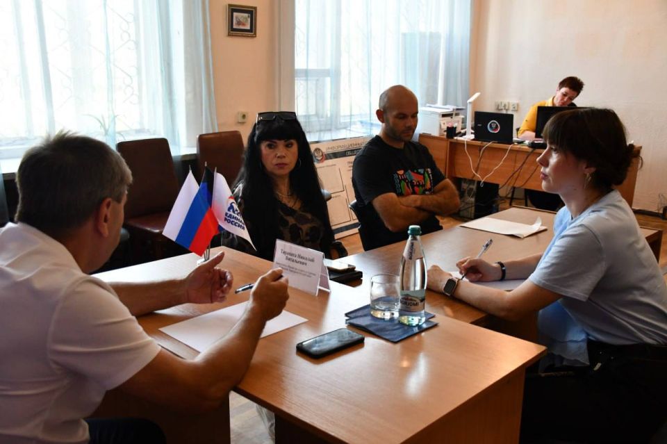 16 июля 2025 года заместитель Министра спорта и туризма Донецкой Народной Республики Николай Витальевич Тарапата провел прием граждан в общественной приемной политической партии «Единая Россия» г.о. Дебальцево 16 июля 2025 года заместитель Министра спорта и туризма Донецкой Народной Республики Николай Витальевич Тарапата провел прием граждан в общественной приемной политической партии «Единая Россия» г.о. Дебальцево