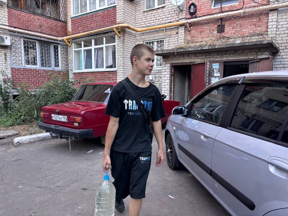 Помощь от молодежи. В администрацию городского округа Иловайск обратилась жительница с просьбой в доставке воды, так как в силу возраста сама не могла себе наносить воды на верхние этажи Помощь от молодежи. В администрацию городского округа Иловайск обратилась жительница с просьбой в доставке воды, так как в силу возраста сама не могла себе наносить воды на верхние этажи