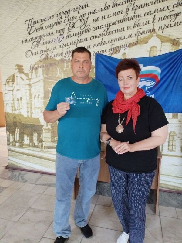 Новые члены Всероссийской политической партии «Единая Россия» получили членские билеты Новые члены Всероссийской политической партии «Единая Россия» получили членские билеты
