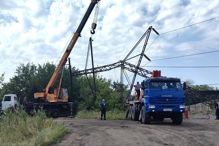 Сорваны кровли, повалены опора и деревья: как Горловка восстанавливается после удара стихии Сорваны кровли, повалены опора и деревья: как Горловка восстанавливается после удара стихии