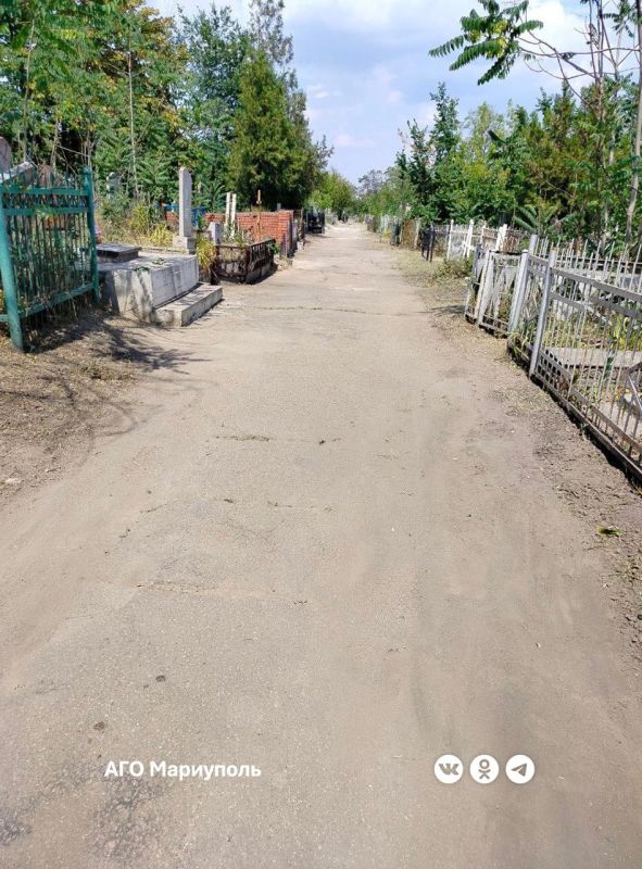 Коммунальщики продолжают благоустройство ритуальных мест Мариуполя Коммунальщики продолжают благоустройство ритуальных мест Мариуполя