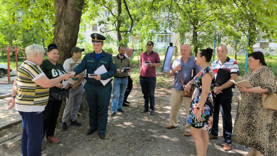 Продолжаются сходы с жителями Ленинского района города Донецка Продолжаются сходы с жителями Ленинского района города Донецка