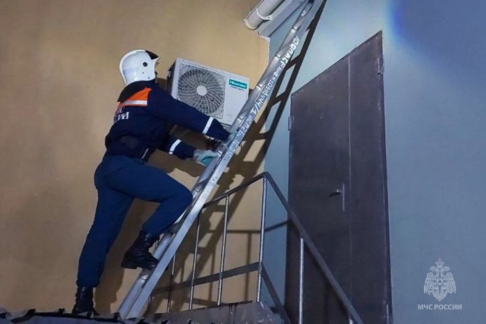 В Мариуполе из окна 8 этажа выпал мужчина В Мариуполе из окна 8 этажа выпал мужчина