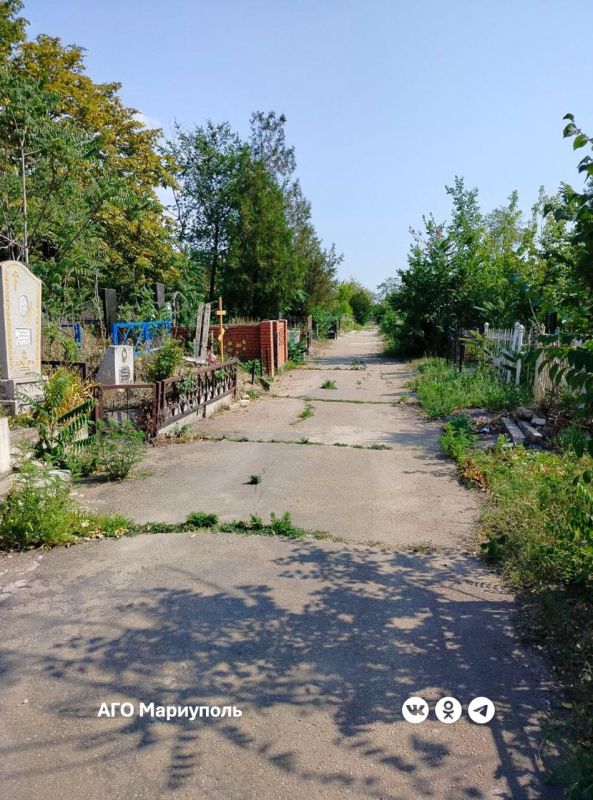 Коммунальщики продолжают благоустройство ритуальных мест Мариуполя Коммунальщики продолжают благоустройство ритуальных мест Мариуполя