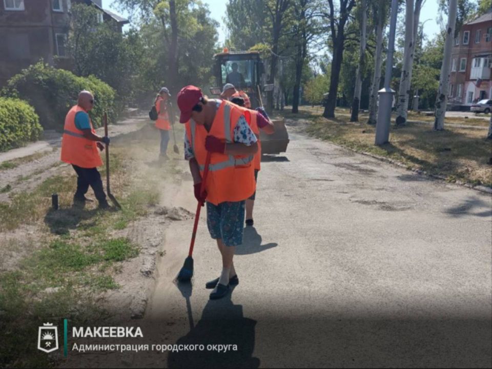 Сотрудниками МУП АГМ «Перспектива» выполнены работы: по сбору летучего мусора и очистке урн, по уборке тротуаров и дорог, по ул. Московской, Плеханова, Чубаря, Свободы, Ермощенко, Победы, Ленина, Кремлёвской; Сотрудниками МУП АГМ «Перспектива» выполнены работы: по сбору летучего мусора и очистке урн, по уборке тротуаров и дорог, по ул. Московской, Плеханова, Чубаря, Свободы, Ермощенко, Победы, Ленина, Кремлёвской;