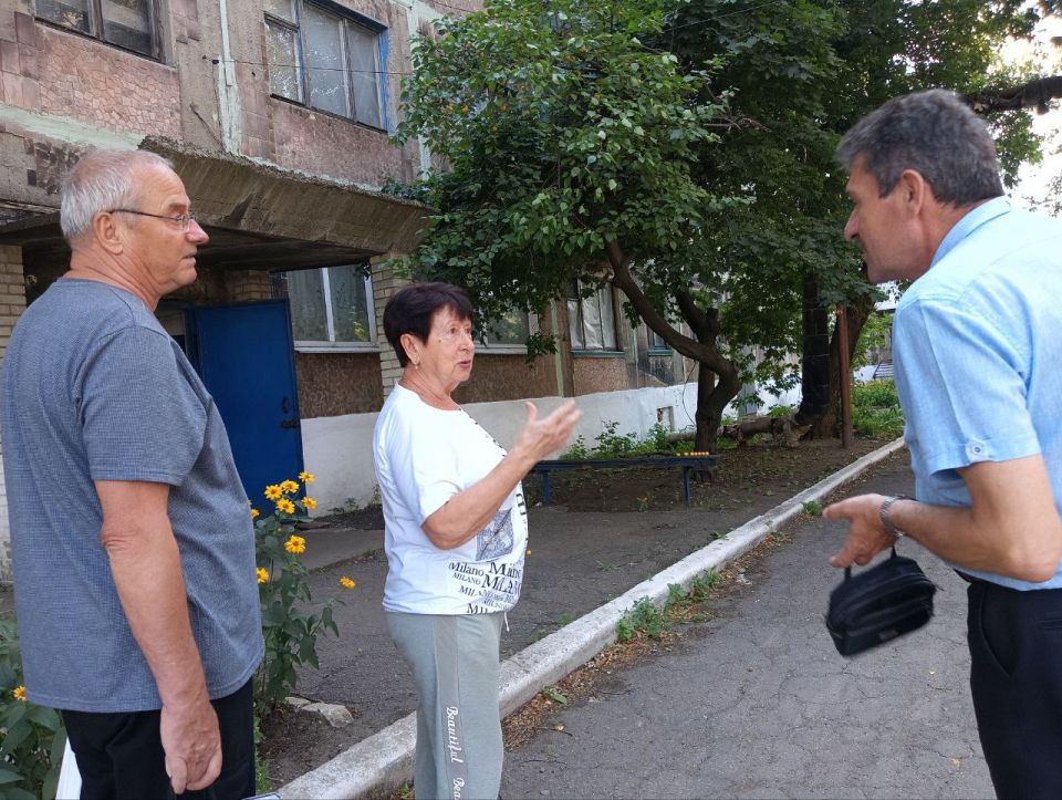Сегодня 16.07.25г. депутат Дебальцевского городского совета Донецкой Народной Республики Плехов Валерий Геннадьевич в рамках проекта ЕР УПРАВДОМ провел встречу с гражданами г. Дебальцево Сегодня 16.07.25г. депутат Дебальцевского городского совета Донецкой Народной Республики Плехов Валерий Геннадьевич в рамках проекта ЕР УПРАВДОМ провел встречу с гражданами г. Дебальцево