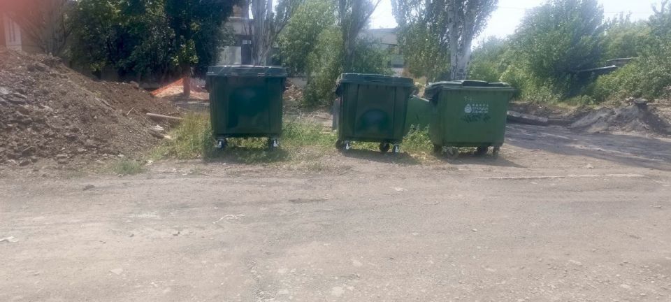 В Снежном ведется обновление контейнеров ТКО В Снежном ведется обновление контейнеров ТКО