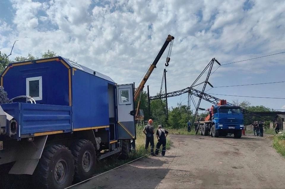 Сорваны кровли, повалены опора и деревья: как Горловка восстанавливается после удара стихии Сорваны кровли, повалены опора и деревья: как Горловка восстанавливается после удара стихии
