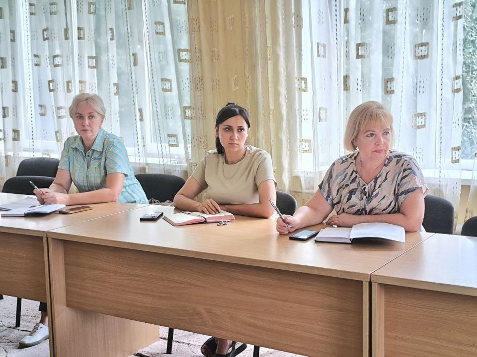 Наталья Бегуненко: Сегодня, 16 июля, в Управе Петровского внутригородского района Администрации городского округа Донецк прошло еженедельное аппаратное совещание В совещании приняли участие социальный координатора Филиала... Наталья Бегуненко: Сегодня, 16 июля, в Управе Петровского внутригородского района Администрации городского округа Донецк прошло еженедельное аппаратное совещание В совещании приняли участие социальный координатора Филиала...