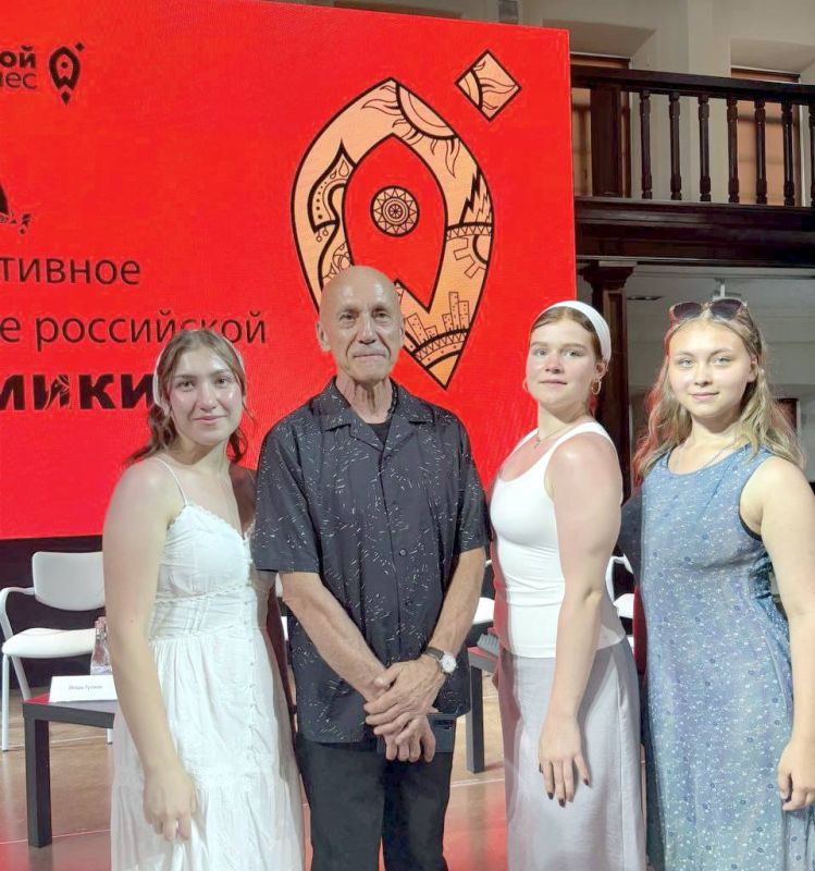 Студенты ДонНУЭТ расшифровали национальный код высокой моды Студенты ДонНУЭТ расшифровали национальный код высокой моды
