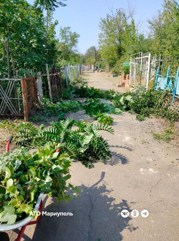 Коммунальщики продолжают благоустройство ритуальных мест Мариуполя Коммунальщики продолжают благоустройство ритуальных мест Мариуполя