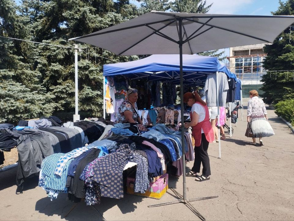 В Ждановке прошла ярмарка. 16 июля у городского центра культуры и досуга были представлены товары от производителей и предпринимателей из разных городов Донецкой Народной Республики В Ждановке прошла ярмарка. 16 июля у городского центра культуры и досуга были представлены товары от производителей и предпринимателей из разных городов Донецкой Народной Республики