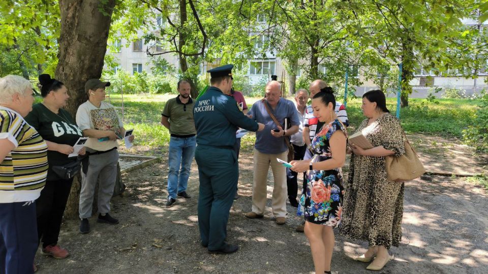 Продолжаются сходы с жителями Ленинского района города Донецка Продолжаются сходы с жителями Ленинского района города Донецка