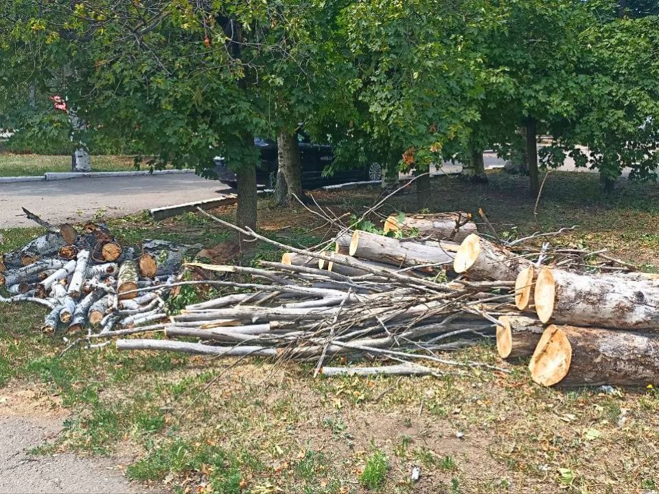 В Кировском продолжают ликвидировать последствия непогоды В Кировском продолжают ликвидировать последствия непогоды