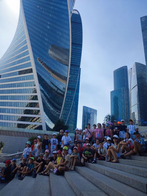 Экскурсионная программа «Культурная карта 4+85» для детей Володарского м. о., включала посещение ключевых объектов культурного и исторического значения столицы РФ — г. Москвы Экскурсионная программа «Культурная карта 4+85» для детей Володарского м. о., включала посещение ключевых объектов культурного и исторического значения столицы РФ — г. Москвы