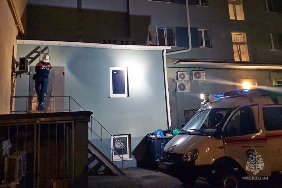 В Мариуполе из окна 8 этажа выпал мужчина В Мариуполе из окна 8 этажа выпал мужчина