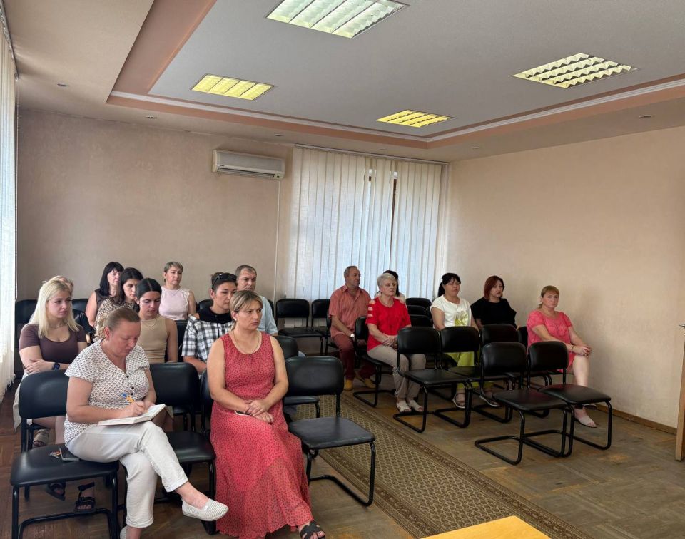 Сегодня, 16 июля, Руководитель Управы Ленинского внутригородского района Администрации городского округа Донецк Татьяна Темникова провела расширенное аппаратное совещание с участием заместителя главы администрации городского... Сегодня, 16 июля, Руководитель Управы Ленинского внутригородского района Администрации городского округа Донецк Татьяна Темникова провела расширенное аппаратное совещание с участием заместителя главы администрации городского...
