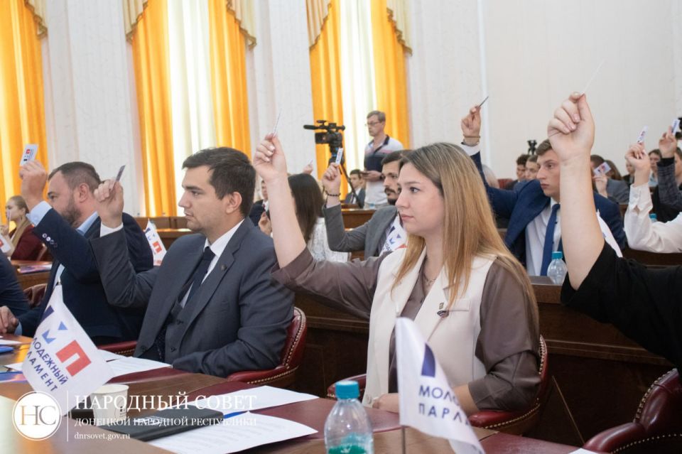Константин Кузьмин: Состоялось первое пленарное заседание нового, четвертого созыва Молодежного Парламента ДНР! Константин Кузьмин: Состоялось первое пленарное заседание нового, четвертого созыва Молодежного Парламента ДНР!