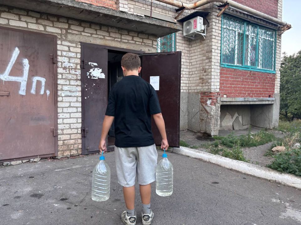 Помощь от молодежи. В администрацию городского округа Иловайск обратилась жительница с просьбой в доставке воды, так как в силу возраста сама не могла себе наносить воды на верхние этажи Помощь от молодежи. В администрацию городского округа Иловайск обратилась жительница с просьбой в доставке воды, так как в силу возраста сама не могла себе наносить воды на верхние этажи