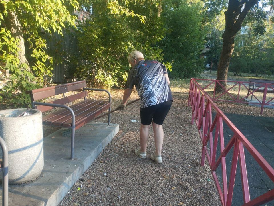 Активисты Ждановки провели субботник в сквере «Радужный» Активисты Ждановки провели субботник в сквере «Радужный»