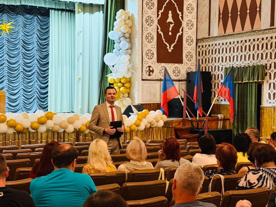 Председатель общественного совета партпроекта "КУЛЬТУРА МАЛОЙ РОДИНЫ" в ДНР, депутат Народного Совета Донецкой Народной Республики Александр Парецкий 16 июля 2025 года провёл встречу с руководителями и представителями... Председатель общественного совета партпроекта "КУЛЬТУРА МАЛОЙ РОДИНЫ" в ДНР, депутат Народного Совета Донецкой Народной Республики Александр Парецкий 16 июля 2025 года провёл встречу с руководителями и представителями...