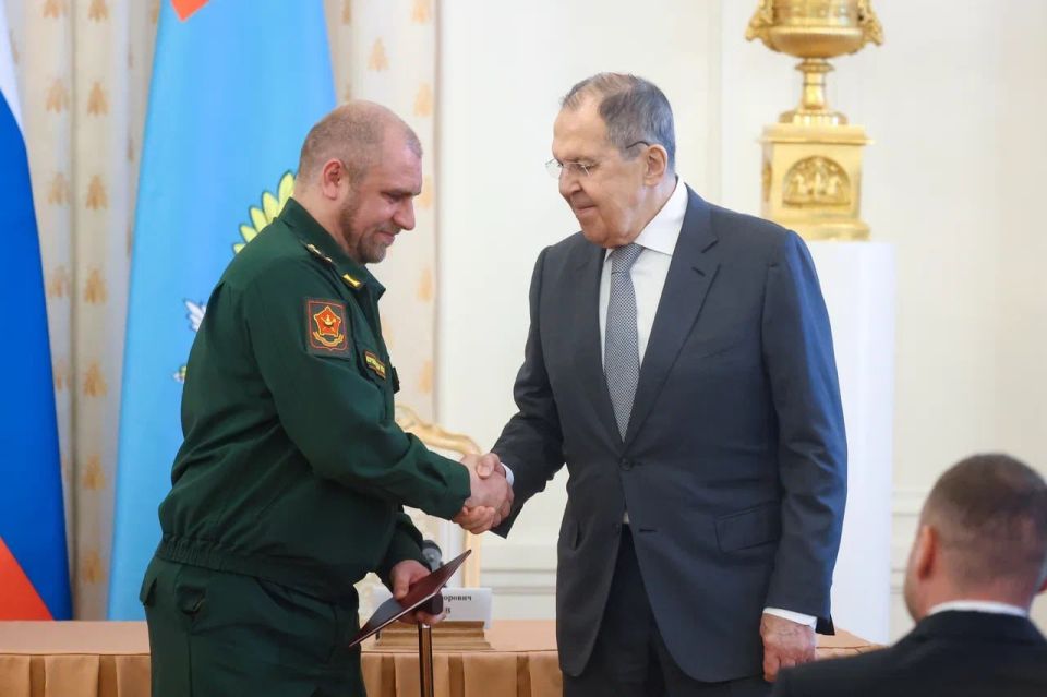 17 июля в Доме приемов МИД России с участием С.В.Лаврова состоялась церемония вручения дипломов ветеранам СВО, успешно завершившим обучение в МГИМО МИД России по программе дополнительного профессионального образования... 17 июля в Доме приемов МИД России с участием С.В.Лаврова состоялась церемония вручения дипломов ветеранам СВО, успешно завершившим обучение в МГИМО МИД России по программе дополнительного профессионального образования...