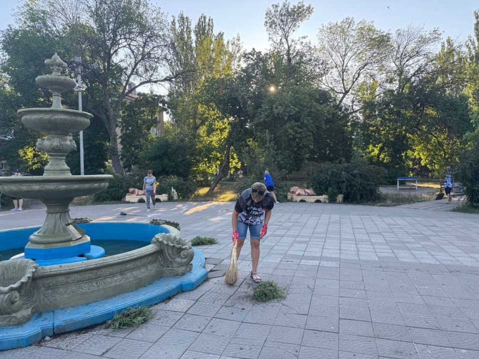Активисты Ждановки провели субботник в сквере «Радужный» Активисты Ждановки провели субботник в сквере «Радужный»