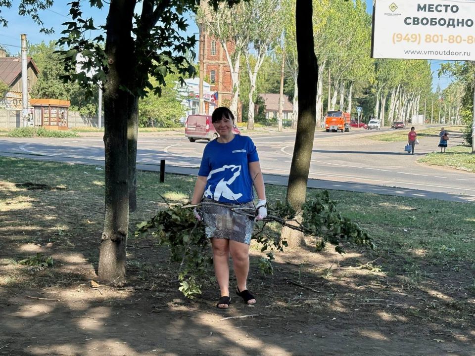 В Ленинском районе г. Донецка в рамках партийного проекта «Городская среда» прошла акция «Чистый четверг», в которой приняли участие сотрудники Управы Ленинского внутригородского района Администрации городского округа Донецк В Ленинском районе г. Донецка в рамках партийного проекта «Городская среда» прошла акция «Чистый четверг», в которой приняли участие сотрудники Управы Ленинского внутригородского района Администрации городского округа Донецк