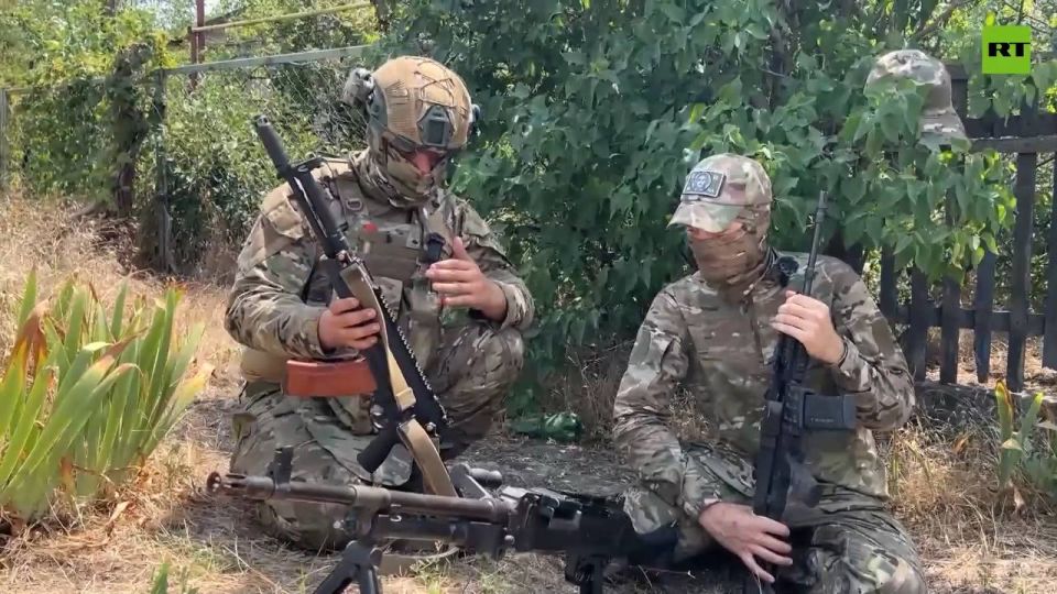 В репортаже военкора RT Максима аль-Тури о том, как подразделения группировки войск «Восток» освобождали село Карла Маркса на Южно-Донецком направлении, гвардейцы-разведчики из Хабаровского края поведали, что в подразделения... В репортаже военкора RT Максима аль-Тури о том, как подразделения группировки войск «Восток» освобождали село Карла Маркса на Южно-Донецком направлении, гвардейцы-разведчики из Хабаровского края поведали, что в подразделения...