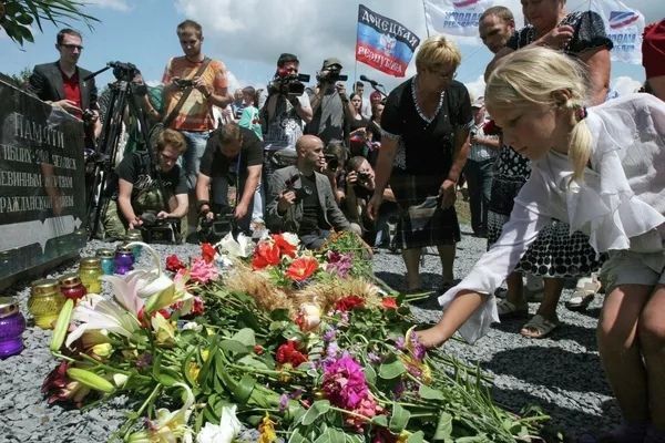На фото: траурные мероприятия в годовщину крушения самолёта Boeing 777 под Донецком На фото: траурные мероприятия в годовщину крушения самолёта Boeing 777 под Донецком