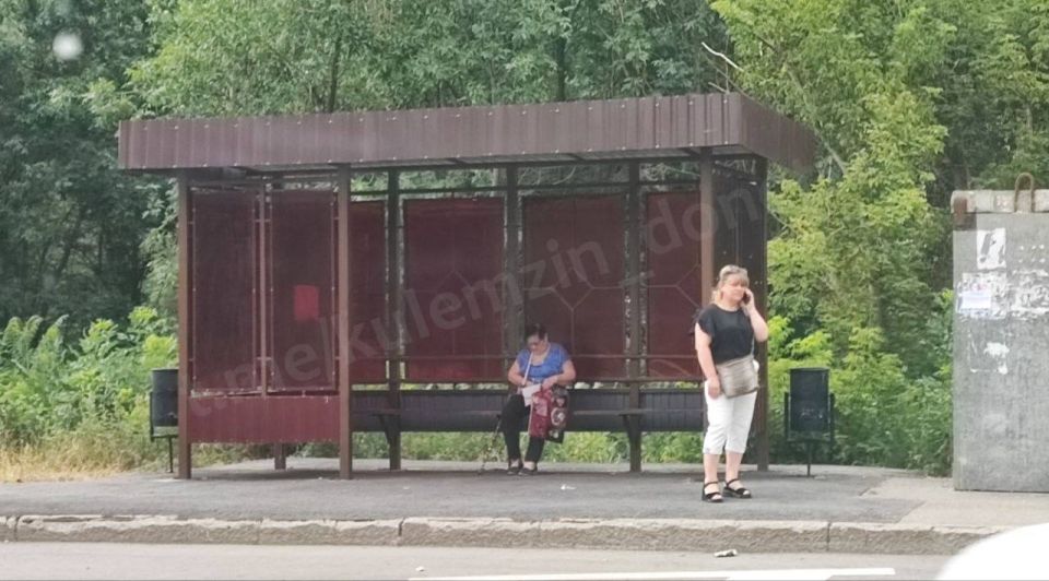 В Донецке устанавливают новые остановки на месте разрушенных обстрелами ВСУ В Донецке устанавливают новые остановки на месте разрушенных обстрелами ВСУ