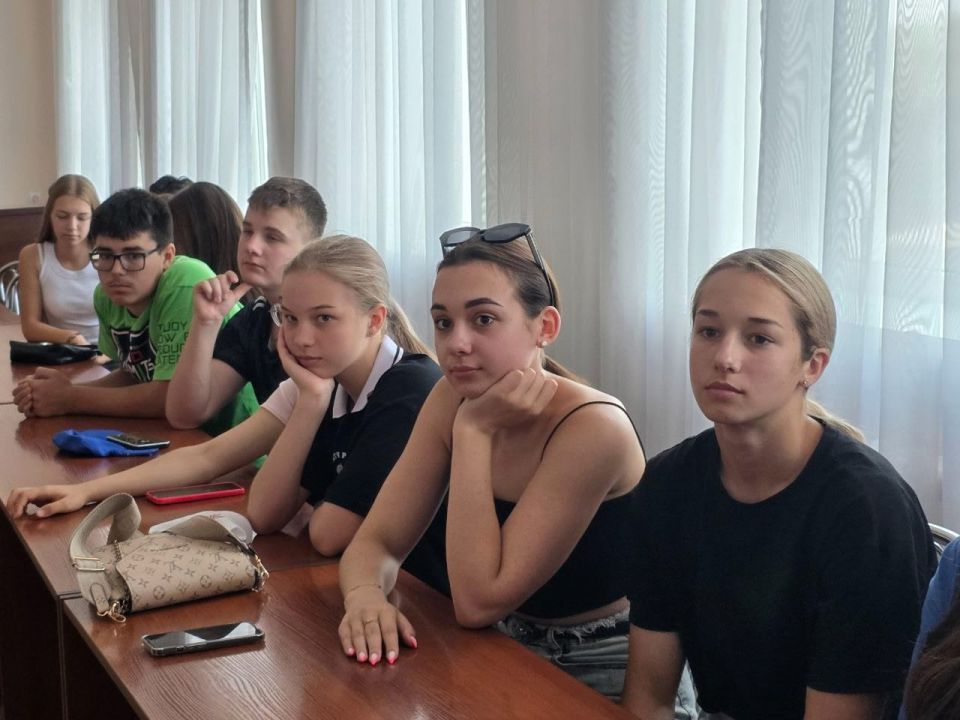 В зале заседаний администрации городского округа Докучаевск прошла встреча в рамках профориентационного проекта «ГосСтарт.Диалог». Этот проект направлен на профессиональную ориентацию молодых людей в возрасте от 14 до 35... В зале заседаний администрации городского округа Докучаевск прошла встреча в рамках профориентационного проекта «ГосСтарт.Диалог». Этот проект направлен на профессиональную ориентацию молодых людей в возрасте от 14 до 35...