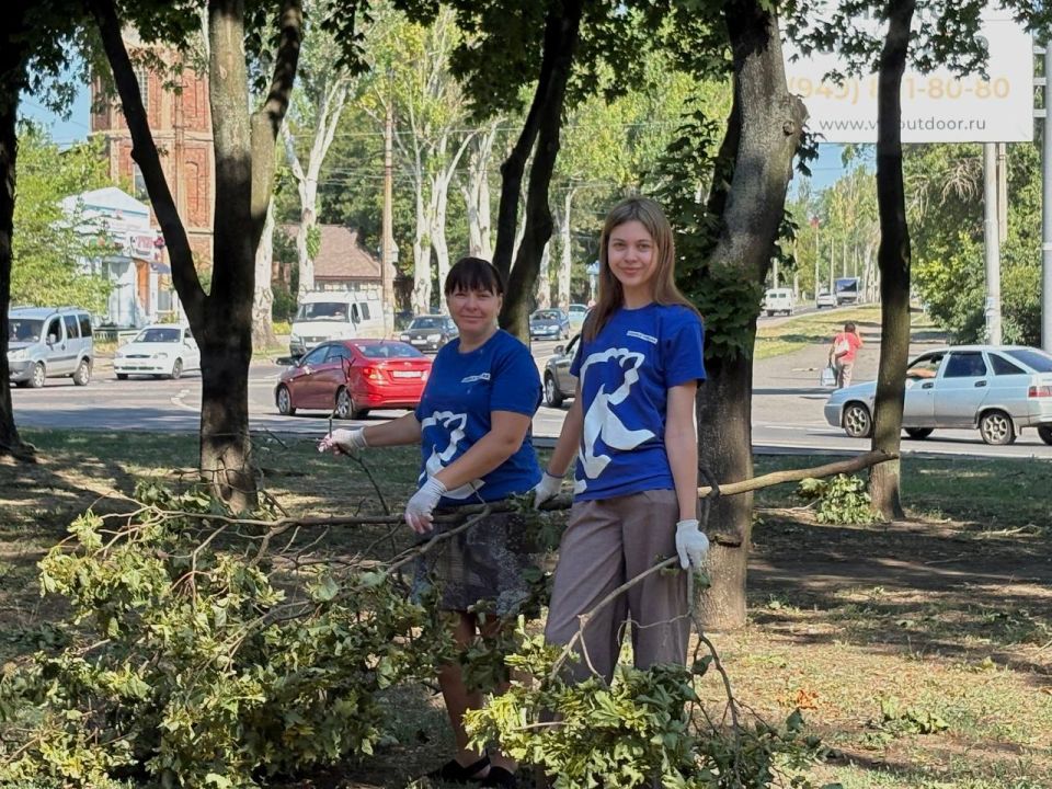 В Ленинском районе г. Донецка в рамках партийного проекта «Городская среда» прошла акция «Чистый четверг», в которой приняли участие сотрудники Управы Ленинского внутригородского района Администрации городского округа Донецк В Ленинском районе г. Донецка в рамках партийного проекта «Городская среда» прошла акция «Чистый четверг», в которой приняли участие сотрудники Управы Ленинского внутригородского района Администрации городского округа Донецк