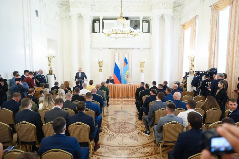 17 июля в Доме приемов МИД России с участием С.В.Лаврова состоялась церемония вручения дипломов ветеранам СВО, успешно завершившим обучение в МГИМО МИД России по программе дополнительного профессионального образования... 17 июля в Доме приемов МИД России с участием С.В.Лаврова состоялась церемония вручения дипломов ветеранам СВО, успешно завершившим обучение в МГИМО МИД России по программе дополнительного профессионального образования...
